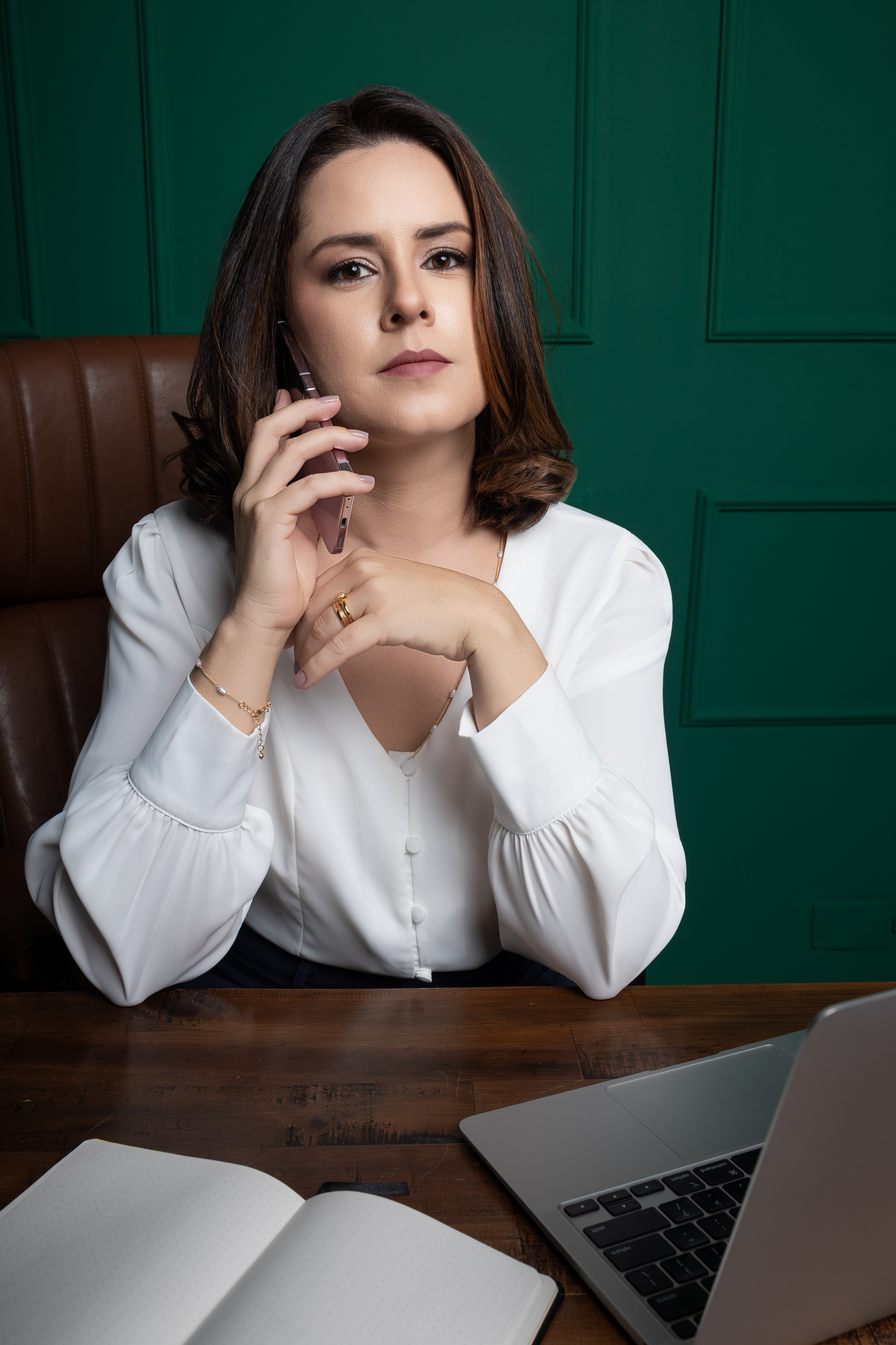 Advogada em retrato profissional no escritório